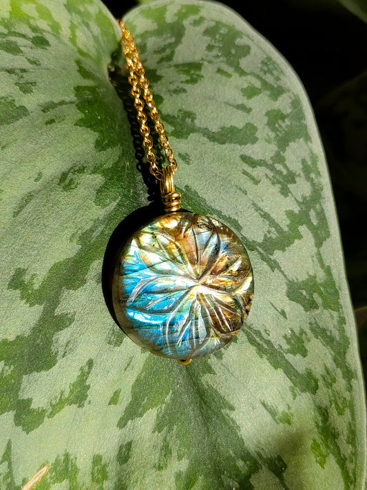 Labradorite S pendant gold