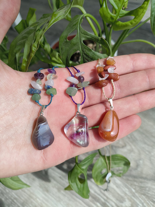 Ciondoli Burattate agata grigia, fluorite, agata rossa